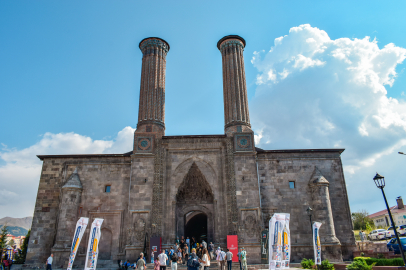 ERZURUM ÇİFTE MİNARELİ MEDRESE ÖZELLİKLERİ VE EFSANESİ